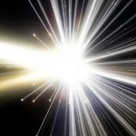 Rappresentazione astratta del ragionamento complesso, obiettivo grandangolare 20mm, messa a fuoco nitida, che mostra percorsi luminosi interconnessi di dati che convergono e divergono, rappresentando il flusso e l'interazione delle prove, alcuni percorsi luminosi (sinergia), altri che si affievoliscono (ridondanza) o si scontrano (dissonanza).