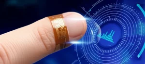 Immagine fotorealistica di un nanogeneratore ibrido flessibile BPP-HNG, sottile e trasparente, applicato su un dito umano. In primo piano, il dispositivo che si piega con il movimento del dito, con un accenno di circuiti sottili. Sullo sfondo, un'interfaccia digitale futuristica che mostra segnali energetici. Obiettivo macro 85mm, illuminazione da studio che enfatizza la flessibilità e la tecnologia integrata, profondità di campo.