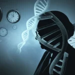Un'immagine concettuale che mostra una silhouette di una persona anziana sovrapposta a una doppia elica di DNA stilizzata e orologi astratti. L'illuminazione è drammatica, quasi da film noir, con toni blu e grigi duotone, obiettivo da 35mm per un effetto cinematografico, a simboleggiare il legame tra invecchiamento biologico e salute.