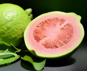 Fotografia macro di un frutto di guava maturo (Psidium guajava) tagliato a metà, che mostra la polpa rosa vibrante ricca di semi. Accanto, alcune foglie verdi fresche della pianta di guava. Macro lens, 100mm, high detail, precise focusing, controlled lighting laterale morbida, su uno sfondo neutro leggermente sfocato per enfatizzare il frutto.