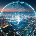 Skyline futuristico di una città al tramonto, con reti energetiche intelligenti illuminate visibili tra gli edifici e flussi di dati digitali stilizzati che collegano la città al resto del mondo, simboleggiando il commercio globale. Obiettivo grandangolare 18mm, lunga esposizione per scie luminose morbide, messa a fuoco nitida sull'architettura high-tech.