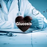 Un medico esamina attentamente un elettrocardiogramma con un cuore stilizzato e una molecola di glucosio sovrapposti, simboleggiando il legame tra salute cardiaca, iperglicemia da stress e diabete. Luce da studio controllata, obiettivo prime da 35mm, profondità di campo per mettere a fuoco l'ECG e il cuore, duotone blu e grigio.
