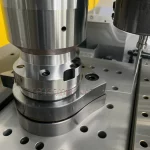 Immagine fotorealistica, obiettivo da 35 mm, che mostra un giunto di alluminio saldato ad agitazione ad attrito finito en AW-2024-T3 accanto ai fogli di alluminio grezzo e alla testa dello strumento FSW. La profondità di campo si concentra sulla linea di saldatura pulita. Sfondo industriale, colori leggermente desaturati per un aspetto tecnico.