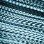 Primo piano estremamente dettagliato di una singola fibra muscolare di ratto osservata al microscopio, con le caratteristiche striature ben visibili. La fibra è illuminata in modo sottile per accentuarne la texture tridimensionale. Lente macro, focale 90mm, messa a fuoco precisa, illuminazione da laboratorio controllata, con un leggero duotone ciano e grigio per sottolineare il contesto scientifico e la profondità di campo.