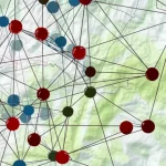 Un'immagine concettuale che mostra l'integrazione tra una rete Bayesiana stilizzata con nodi interconnessi e una mappa GIS dettagliata di un'area forestale con diversi strati di dati, a simboleggiare l'analisi avanzata del rischio incendi. Obiettivo macro, 60mm, alta definizione, illuminazione controllata per evidenziare i dettagli.