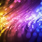Visualizzazione astratta e artistica di particelle biologiche (sfere luminose) che si muovono attraverso un gradiente di colore che rappresenta una sostanza chimica, all'interno di un dominio limitato. Obiettivo grandangolare 20mm per una vista espansiva, lunga esposizione per creare scie di luce dalle particelle in movimento, colori vibranti e contrastanti per il gradiente chimico, effetto bokeh sullo sfondo.