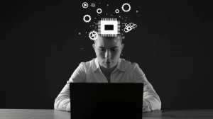 Ritratto di uno studente universitario che riflette profondamente davanti a un laptop aperto, con simboli astratti di intelligenza artificiale e ingranaggi che fluttuano leggermente intorno alla sua testa, a simboleggiare il dilemma etico. Prime lens, 35mm, film noir style, depth of field.