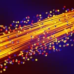 Visualizzazione artistica e scientifica di nanocristalli di ZnSe0.7Te0.3 con strutture gemelle ben definite, che facilitano il movimento degli ioni sodio (sfere luminose) per migliorare le prestazioni delle batterie al sodio. Lente macro 100mm, illuminazione drammatica per evidenziare le strutture cristalline e il flusso ionico, alta definizione.
