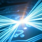 Immagine fotorealistica di due singoli fotoni, rappresentati come sfere di luce pulsante, che viaggiano convergenti attraverso fibre ottiche luminose su uno sfondo scuro e tecnologico, incontrandosi in un punto centrale dove generano un lampo di interferenza. Obiettivo macro 100mm, alta definizione, illuminazione drammatica per evidenziare il percorso dei fotoni e il momento dell'interferenza, simboleggiando la comunicazione quantistica a lunga distanza e l'interferenza di Hong-Ou-Mandel.