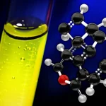 Una composizione artistica che mostra una provetta con una soluzione giallo brillante (indicativa della reazione positiva per esplosivi) accanto a una rappresentazione stilizzata di molecole di RDX e TNT e nanoparticelle d'argento scintillanti. Illuminazione drammatica e controllata, obiettivo macro da 100mm per evidenziare i dettagli della provetta e delle nanoparticelle.