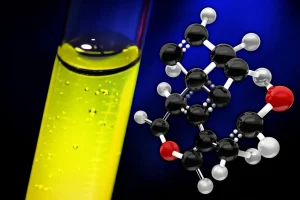 Una composizione artistica che mostra una provetta con una soluzione giallo brillante (indicativa della reazione positiva per esplosivi) accanto a una rappresentazione stilizzata di molecole di RDX e TNT e nanoparticelle d'argento scintillanti. Illuminazione drammatica e controllata, obiettivo macro da 100mm per evidenziare i dettagli della provetta e delle nanoparticelle.