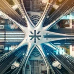 Fotografia aerea dinamica, teleobiettivo zoom 100mm, che cattura il nodo centrale dei trasporti a forma di '米' a Zhengzhou, Cina, con treni ad alta velocità in movimento (fast shutter speed, movement tracking) e sovrapposizioni grafiche digitali che indicano flussi di dati, luce del tardo pomeriggio.