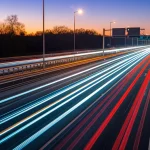 Visione futuristica di un'autostrada intelligente al crepuscolo, con veicoli autonomi connessi che scambiano dati luminosi tra loro e con infrastrutture stradali. Telephoto zoom, 150mm, long exposure, smooth light trails, high detail, focus on vehicle connectivity.