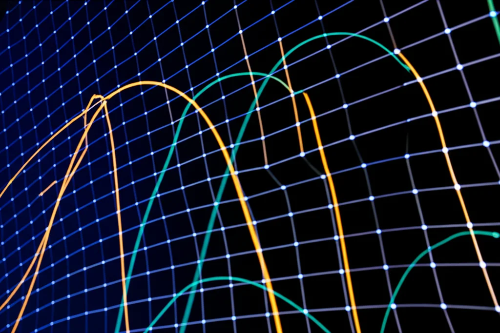 Grafico scientifico che mostra diverse curve di probabilità che convergono verso valori stabili nel tempo, rappresentando la distribuzione stazionaria del modello SEIR, sovrapposto a un'immagine astratta di una rete di connessioni che simboleggia la trasmissione della malattia, obiettivo grandangolare 24mm, messa a fuoco nitida sul grafico, long exposure per sfumare la rete sullo sfondo.