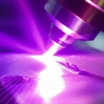 Close-up fotorealistico, lenti macro 100 mm, che mostra una cucitura saldatura laser brillante e appena fatta su un componente metallico. Superimposto digitalmente è una sovrapposizione di rete neurale sottile e luminosa che analizza la geometria della saldatura. Illuminazione controllata, dettagli elevati, messa a fuoco precisa.