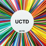 Scatto macro con obiettivo da 60mm, alta definizione e illuminazione controllata, che mostra fili colorati intrecciati simboleggianti diversi percorsi di malattia (evoluzione, stabilità, risoluzione) che partono da un punto centrale etichettato 'UCTD', rappresentando la complessità della diagnosi e dell'evoluzione della connettivite indifferenziata.
