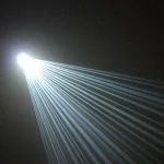 Visualizzazione astratta ed elegante di uno spazio geometrico complesso (spazio classificatore BG) che viene 'ritratto' o semplificato verso una sottostruttura più elementare, rappresentata da linee di luce fluenti o raggi convergenti. Obiettivo grandangolare 15mm, lunga esposizione per creare un effetto etereo e liscio, sfondo scuro simile allo spazio profondo, alta risoluzione.