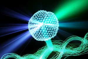 Immagine concettuale di un singolo organocatalizzatore, rappresentato come una particella sferica luminosa e complessa, che interagisce dinamicamente con una catena polimerica di plastica, simboleggiando la sua rottura sotto l'effetto di luce visibile (raggi di luce stilizzati). Lo sfondo è scuro per enfatizzare la luminescenza del processo e la trasformazione. Obiettivo macro 90mm, alta definizione, illuminazione drammatica e artistica, profondità di campo ridotta per focalizzare sull'interazione catalizzatore-polimero.