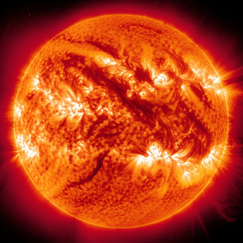 Immagine fotorealistica del Sole con brillamenti solari e dettagli della sua atmosfera turbolenta, vista da un telescopio spaziale. Obiettivo per astrofotografia, 200mm, alta definizione, colori intensi del plasma solare.