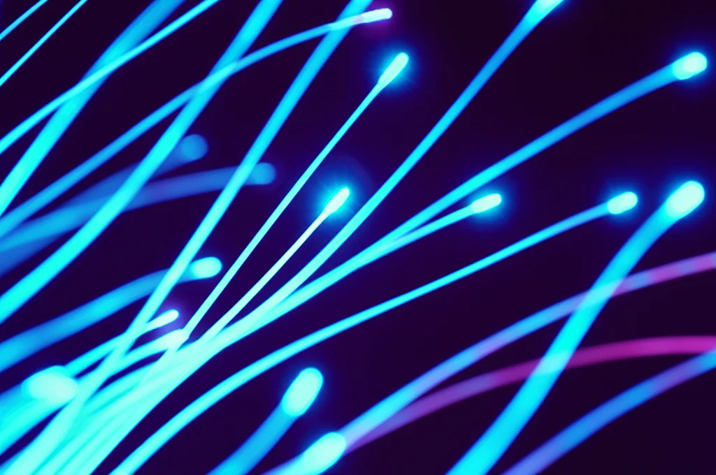 Un'immagine concettuale astratta che rappresenta i telomeri come stringhe luminose alle estremità di strutture cromosomiche stilizzate, con alcune stringhe (ALT) visibilmente più lunghe e brillanti, su uno sfondo scuro che simboleggia il nucleo cellulare. Lens type: Wide-angle, Focal lengths: 24mm, Additional details: Long exposure, smooth light trails, sharp focus on the telomere structures, duotone ciano e magenta per un look scientifico moderno.