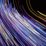 Una visualizzazione dati astratta e dinamica con linee luminose e particelle che fluiscono tra due stati grafici, simboleggiando una transizione animata. Telephoto zoom 100mm, fast shutter speed, movement tracking, colori brillanti su sfondo scuro.