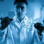 Immagine fotorealistica, obiettivo prime 50mm, uno scienziato osserva pensieroso una complessa struttura molecolare luminosa su un'interfaccia schermo trasparente, rappresentando la scoperta di farmaci guidata dall'IA e la previsione della permeabilità, profondità di campo, sfondo di laboratorio sfumato, bicromia blu e bianco.