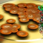 Immagine fotorealistica di una piastra di Petri con colonie batteriche dorate di Staphylococcus aureus che producono stafiloxantina, accanto a una rappresentazione molecolare 3D della stafiloxantina che si lega al recettore EGFR. Illuminazione da laboratorio, obiettivo macro 90mm, alta definizione, focus preciso sulle colonie e sulla molecola, sfondo leggermente sfocato per dare profondità.