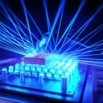 Rappresentazione fotorealistica di un simulatore quantistico con atomi ultra-freddi (sfere luminose) intrappolati in un reticolo ottico a forma di scala (linee laser). Frecce stilizzate indicano le correnti quantistiche chiraliche della fase di Mott-Meissner. Obiettivo prime 35mm, profondità di campo ridotta, illuminazione drammatica blu e viola, fisica della materia condensata.