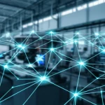 Immagine concettuale di una rete edge computing sicura assistita da blockchain in un ambiente industriale high-tech. Dettagli: Nodi edge luminosi interconnessi con linee di dati digitali che formano una struttura a blocchi stilizzata, sfondo di una fabbrica automatizzata sfocata. Obiettivo 35mm, profondità di campo, colori duotone ciano e antracite.