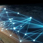 Immagine concettuale fotorealistica che fonde una rappresentazione 3D di strati geologici del sottosuolo vicino alla superficie (sabbia, argilla, roccia) con una sovrapposizione luminosa e intricata di un grafo matematico. I nodi del grafo, rappresentati come sfere luminose, corrispondono a punti chiave negli strati (sorgenti, ricevitori, punti di riflessione). Gli archi sono linee luminose che seguono i percorsi delle onde sismiche. Obiettivo prime 35mm, profondità di campo media che mantiene a fuoco sia gli strati geologici che il grafo, illuminazione drammatica dal basso che evidenzia la struttura tridimensionale.