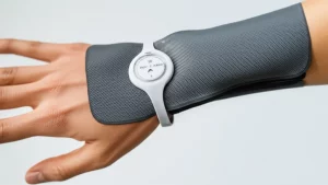 Immagine concettuale di un sistema indossabile multifunzionale per la termoterapia dell'artrite, che mostra la sua flessibilità e integrazione con il corpo umano. Lente prime 50mm, profondità di campo, illuminazione da studio che evidenzia la texture del materiale e i componenti elettronici flessibili, sfondo neutro per concentrarsi sul prodotto.