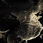 Immagine satellitare della provincia dello Shanxi, Cina, con aree illuminate che indicano alta densità di emissioni di monossido di carbonio, contrastanti con aree più scure. Obiettivo grandangolare 10mm, lunga esposizione per enfatizzare le luci delle città e delle industrie, alta definizione.