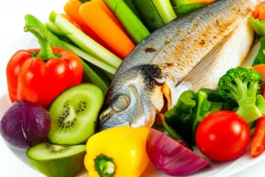 Primo piano di un piatto ricco di verdure colorate, pesce e frutta, macro lens, 100mm, high detail, precise focusing, controlled lighting, a simboleggiare la diversità alimentare per gli anziani.