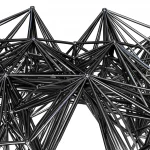 Immagine fotorealistica grandangolare di una complessa struttura reticolare 3D metallica in fase di deformazione plastica sotto carico, con messa a fuoco nitida e dettagli visibili sulle connessioni delle aste. Scattata con obiettivo 15mm per una prospettiva ampia, lunga esposizione per enfatizzare la forma statica ma sotto stress.