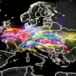 Fotografia concettuale che rappresenta la mappa dell'Europa con frecce colorate e luminose che indicano flussi economici e cambiamenti nelle classifiche di reddito tra Est e Ovest, simboleggiando l'impatto dell'allargamento UE sulla disuguaglianza. Obiettivo macro 90mm per dettaglio sulla mappa, illuminazione da studio controllata, colori vivaci per le frecce che contrastano con una base neutra della mappa, effetto bokeh sullo sfondo.