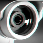 Primo piano di un occhio di una telecamera di sorveglianza con un riflesso digitale distorto o glitchato che simboleggia un attacco avversario, dettagli nitidi sull'obiettivo, profondità di campo ridotta, obiettivo prime 50mm, stile cinematografico noir, bianco e nero con accenti rossi per il glitch.