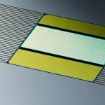 Primo piano fotorealistico di un chip fotonico integrato su un wafer di silicio, mostrando la transizione netta tra la guida d'onda in nitruro di silicio (SiN) e il modulatore Ge/SiGe. Illuminazione laterale drammatica che evidenzia le microstrutture e la superficie del chip. Obiettivo macro 85mm, alta definizione, messa a fuoco selettiva sull'interfaccia SiN/SiGe, profondità di campo ridotta.