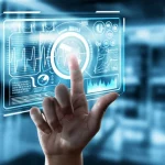 Immagine concettuale fotorealistica che mostra una mano umana che interagisce con un'interfaccia olografica fluttuante. L'interfaccia visualizza grafici complessi simili a quelli dell'Health Octo Tool, con dati biometrici stilizzati (battito cardiaco, onde cerebrali) e rappresentazioni di organi umani con indicatori di 'età biologica'. Obiettivo prime 35mm, profondità di campo ridotta per focalizzare sulla mano e sull'interfaccia, illuminazione high-tech con riflessi blu e bianchi, sfondo leggermente sfocato di un laboratorio moderno.