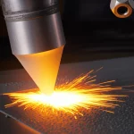 Immagine fotorealistica del processo di spruzzatura HVOF in azione, con particelle incandescenti di acciaio inox SS304L che colpiscono un substrato metallico Superfer800, creando un rivestimento denso e protettivo. Dettaglio macro sulla texture risultante, illuminazione drammatica controllata, obiettivo 60mm, alta definizione.
