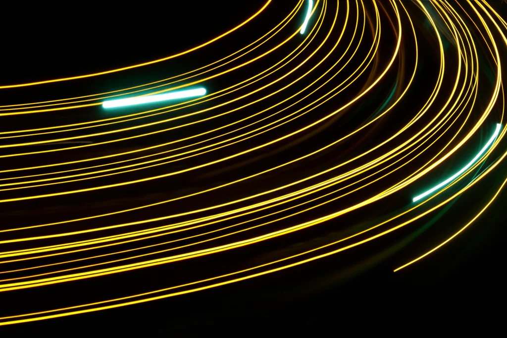 Visualizzazione astratta di un algoritmo di ottimizzazione complesso, con percorsi luminosi simili a falene che convergono verso punti ottimali su uno sfondo scuro, fotografia concettuale, lunga esposizione, focus nitido.