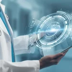 Un medico che esamina una lettera di dimissione generata da un'intelligenza artificiale su un tablet, con un'interfaccia utente futuristica che mostra dati clinici sullo sfondo. Prime lens, 35mm, duotone blu e grigio, depth of field per concentrarsi sul tablet e sulle mani del medico.