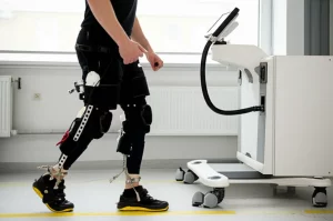 Immagine fotorealistica di un paziente che cammina assistito dal robot Hocoma Lokomat, vista laterale che mostra il movimento preciso delle gambe guidate dall'esoscheletro meccanico in un ambiente clinico moderno e luminoso, obiettivo zoom 24-70mm, tracciamento del movimento per enfatizzare l'azione riabilitativa.
