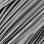 Immagine macro fotorealistica di fibre di carbonio Toray T-300 trattate anodicamente, obiettivo macro 90mm, alta definizione dei dettagli superficiali, illuminazione da studio controllata per evidenziare la texture modificata e i riflessi sottili sulla superficie scura delle fibre.