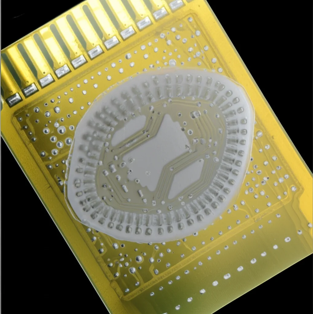 Primo piano di un array di sinapsi flessibili auto-raddrizzanti (f-MDPE) per la diagnosi ECG, piegato leggermente per dimostrarne la flessibilità, con dettagli microscopici dei circuiti visibili. Obiettivo macro 90mm, illuminazione da studio per enfatizzare la texture e i componenti, alta definizione.