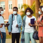 Immagine fotorealistica di studenti universitari ghanesi in un campus, che discutono animatamente ma a distanza, alcuni con mascherine. La scena cattura la dinamica sociale giovanile durante la pandemia. Obiettivo da 35mm, luce del tardo pomeriggio, colori caldi e leggero effetto filmico per un'atmosfera coinvolgente e autentica.