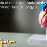 Primo piano di capsule di medicina tradizionale cinese (simili a Zhilong Huoxue Tongyu) accanto a un modello anatomico di cuore umano su un tavolo di laboratorio pulito, luce soffusa, profondità di campo, obiettivo prime 50mm.