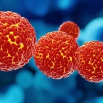 Immagine concettuale fotorealistica di nanoreattori inalabili che entrano nei polmoni e raggiungono le cellule tumorali. Si vedono i nanoreattori come piccole sfere che rilasciano il loro contenuto all'interno di una cellula cancerosa, con un effetto visivo che suggerisce l'induzione della ferroptosi. Wide-angle, 15mm, per dare un senso di profondità e contesto all'interno del tessuto polmonare, con illuminazione drammatica per evidenziare l'azione terapeutica.