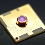 Primo piano di un accoppiatore ibrido microstrip compatto e innovativo su substrato Rogers RT/duroid 5880, con dettagli visibili delle sue piste in rame lucido e del risuonatore integrato. Illuminazione da studio laterale per evidenziare la tridimensionalità minima e la precisione della fabbricazione. Obiettivo macro 90mm, alta definizione, messa a fuoco selettiva sul risuonatore centrale, sfondo leggermente sfocato per enfatizzare il componente.