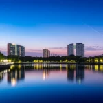 Paesaggio grandangolare, 10mm, vista serena del Wuhan Garden Expo Park che fonde paesaggi naturali con sovrapposizioni digitali sottili rappresentanti l'analisi dei dati e il feedback dei visitatori che fluisce nella scena, lunga esposizione per acqua e nuvole setose, focus nitido.
