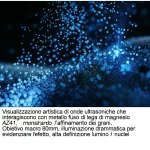 Visualizzazione artistica di onde ultrasoniche che interagiscono con metallo fuso di lega di magnesio AZ41, mostrando l'affinamento dei grani. Obiettivo macro 80mm, illuminazione drammatica per evidenziare l'effetto, alta definizione, con particelle luminose che simboleggiano i nuclei.